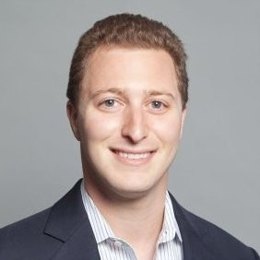 德意志银行的外汇策略师George Saravelos指出,特朗普在周二宣布加征关税后,美元意外暴跌,这一情况在年初是无法预见的。他分析,近期出现了两个相互影响的趋势:第一,收紧的美国财政政策和上升的不确定性成为主要推动因素;第二,美元的避险货币地位可能面临削弱。