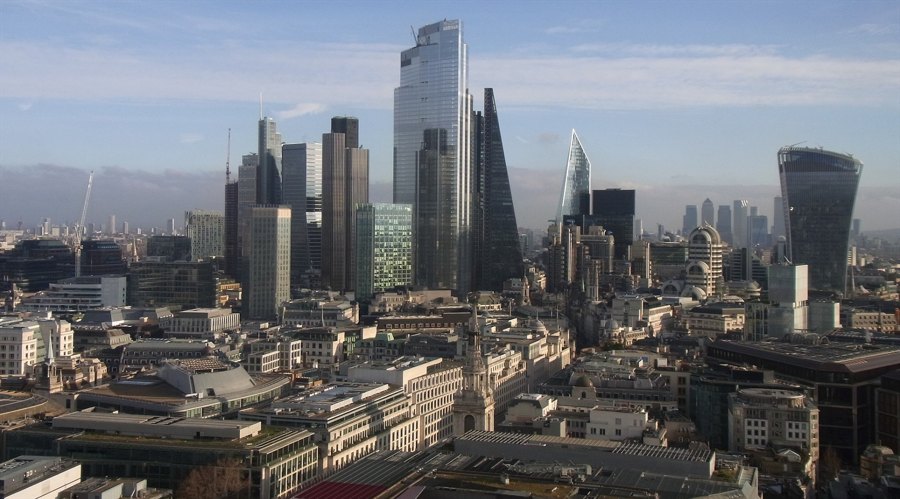 美国总统特朗普于3月7日签署行政命令,成立专门工作组以筹备2026年世界杯。根据2018年国际足联第68届大会的投票结果,加拿大、墨西哥和美国联合获得了2026年世界杯的举办权,以134票对65票击败摩洛哥。